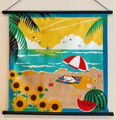 四季彩布タペストリー【8月 みけの夏休み】軸付きタペストリー 夏壁飾り 季節のタペストリー 向日葵 猫壁飾り 三毛猫 新品未使用品 日本製