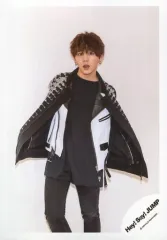 【中古】生写真(ジャニーズ) Hey! Say! JUMP/山田涼介/膝上・衣装黒白・両手ポケット・ジャケット広げる・右足やや曲げる・体正面/17 夏 コンサートパンフ＆グッズ撮影オフショット/公式生写真