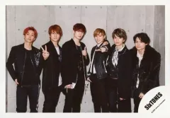 【中古】生写真(ジャニーズ) SixTONES/集合(6人)/横型・膝上・衣装黒・白・森本右手ピース・ジェシー左手親指立て/シングル「Imitation Rain / D.D.」MV＆ジャケ写オフショット/公式生写真