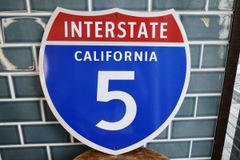 新品 California ５ カリフォルニア トラフィックサイン 看板 メタルサイン 世田谷ベース アメリカ USA インテリアディスプレイ