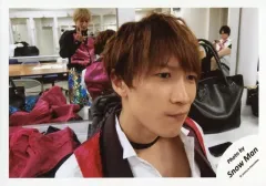 【中古】生写真(ジャニーズ) Snow Man/渡辺翔太/横型・バストアップ・衣装白・黒・ピンク・右向き・鏡に佐久間/スペシャルセルフィー企画 第4弾 Snow Man