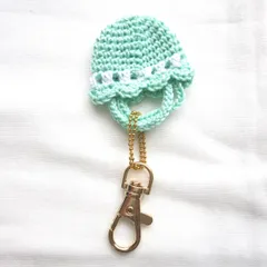 ペパーミントグリーンの毛糸で編んだ手編みの帽子のキーホルダー　ナスカンゴールド　チェーン　ゴールド⑮