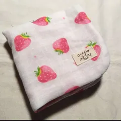 いちごとうさぎホワイト☆8重ガーゼハンカチ　タオル☆ハンドメイド