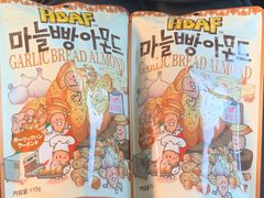 韓国お菓子　2袋　ガーリックパンアーモンド　ハニーバターアーモンド