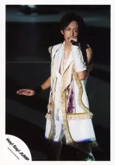 【中古】生写真(ジャニーズ) Hey! Say! JUMP/八乙女光/ライブフォト・全身(足見切れ)・衣装白・右手パー・左手マイク・背景黒/公式生写真