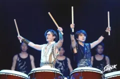 【中古】生写真(ジャニーズ) ジャニーズ/堂本光一・佐藤勝利/ライブフォト・横型・膝上・2Lサイズ/「Endless SHOCK -Eternal-」ステージフォト