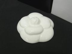 茶道】香合 白磁 牡丹 秀三造 通産大臣指定伝統工芸組合員 - メルカリ