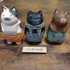 【新品】木彫り　3匹のパンツねこ　猫　ネコ　木製　黒　ブチ　茶　置物　インテリア①