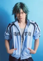 【中古】生写真(男性) 兼崎健太郎(銅橋正清)/上半身・衣装水色・グレー・両手ポケット・背景青・キャラクターショット/舞台『弱虫ペダル』新インターハイ篇～箱根学園王者復格(ザ・キングダム)～ ブロマイド