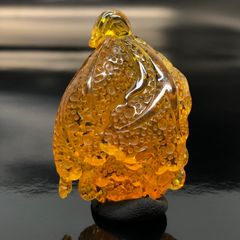 天然　琥珀　ゴールド白菜　バーマイト　彫刻　ペンダント　手石　財運　縁起物　お守り　風水改善　男女兼用　国内鑑別書付き