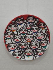 絵皿①　ハッピー招き猫　ポーセラーツ絵の具　白皿　22×22cm　画家　小楠アキコ作品
