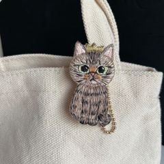 689］キジトラ王 猫の刺繍ブローチ 1点 - メルカリ