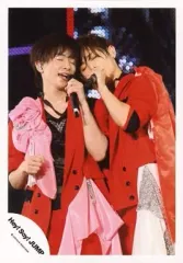 【中古】生写真(ジャニーズ) Hey! Say! JUMP/知念侑李・山田涼介/ライブフォト・膝上・衣装赤・寄り添い・左手マイク・目閉じ/公式生写真