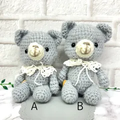 あみぐるみ　脚が立たせたり座らせたりできるくまさん　手編みのレースの襟がかわいい