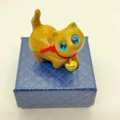 【新品】木製 猫 ねこ 置物 青目 キュート 緑檀木 手作り インテリア 飾り物  箱付き　茶猫　鈴付き　里親募集