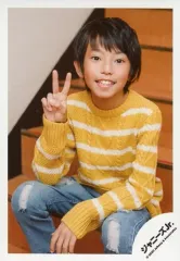 【中古】生写真(ジャニーズ) 関西ジャニーズJr./丸岡晃聖/膝上・階段座り・衣装黄色・白・右手ピース・左向き・笑顔/「関ジュ 夢の関西アイランド 2020 in 京セラドーム大阪 ～遊びにおいでや!満足 100%～」グッズオフショット/公式生写真