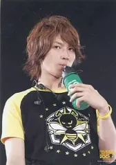 【中古】生写真(ジャニーズ) 関ジャニ∞/大倉忠義/ライブフォト・バストアップ・蜂のTシャツ・左手飲み物・背景黒/KANJANI∞ LIVE TOUR 2008 ∞だよ!全員集合 夏だ!ツアーだ!!ワッハッハー!!! オリジナルフォトセット