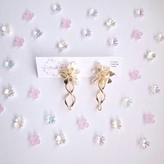 らせん  フラワー ゴールド パールホワイト  ガラスビーズ  上品  ピアス / イヤリング
