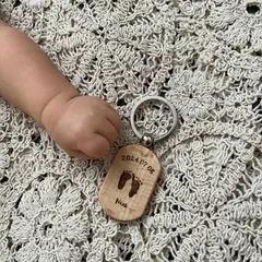 【楕円形専用】追加料金なし！！赤ちゃん手形•足形キーホルダー　ウッドキーホルダー　レーザー彫刻　出産祝い　お誕生日