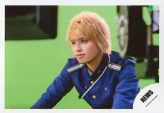 【中古】生写真(ジャニーズ) NEWS/手越祐也/横型・上半身・衣装青黒白金/「NEVERLAND」ジャケ写撮影＆特典映像撮影オフショット/公式生写真