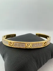 【中古】 FENDI （フェンディ） F IS FENDI ﾌﾞﾚｽﾚｯﾄ ブランドジュエリー ブレスレット/バングル/アンクレット  ｺﾞｰﾙﾄﾞ クリスタル  8AG9286DMF089U used:ABのサムネイル