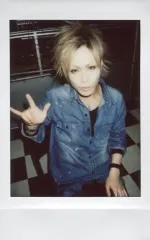 【中古】生写真(男性) FEST VAINQUEUR/KAZI/上半身・座り・衣装デニムシャツ・右手指2本立て・左手腿/生チェキ