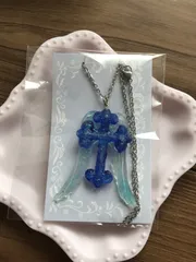 ブルー羽根つき十字架ネックレス
