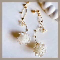 《304ステンレス 24KGP》ハンドメイドピアス ウェディング 大ぶり パールフラワーブーケ お花 ビジューワイヤー ゴールド アレルギー対応《イヤリング変更可能》