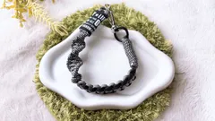 パラコード✶スマホストラップ✶ショート手首用✶ハンドストラップ✶ストラップホルダー・リング付✶ブラック系