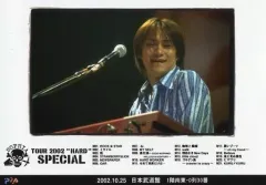 【中古】生写真(男性) SOPHIA/都啓一/ライブフォト・横型・バストアップ・衣装白.青・体右向き・目線右下・「2002.10.25 日本武道館」/「SOPHIA TOUR 2002 ”HARD”SPECIAL」メモカぴあ写真