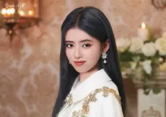 【中古】キャラカード RIMA(横・胸上・衣装白) ランダムトレーディングカード 「NiziU Live with U 2022 ”Burn it Up”」