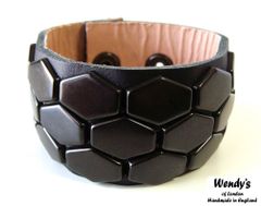 ＷＥＮＤＹ'Ｓ ウェンディーズ 正規 イギリス製 3-Row Hexagon Stud Wrist Band 3連 ヘキサゴン スタッズ リストバンド(BK/BK)
