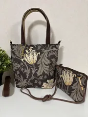 【裁縫ストア・ボヌール】大人かわいい　ウィリアムモリス　モダ・ファブリックス　アネモネ/チャコール　トートバック　ポーチ　ショルダーバッグ　ハンドメイド　ショルダーストラップ付き　インド刺繍リボン　ゴージャス / №500-397