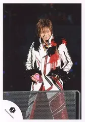 【中古】生写真(ジャニーズ) Kis-My-Ft2/北山宏光/ライブフォト・膝上・衣装白、赤・右手ボール・笑顔・目線右下/公式生写真