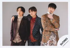 【中古】生写真(STARTO) SixTONES/ジェシー・高地優吾・田中樹/横型・膝上/「VVS」グッズオフショット/公式生写真