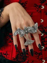 リング レディース セット ゴシック調 ハロウィン要素 スカル、コウモリ、蝶デザインリング4個セット、個性的なファッションメタルミツバチリングジュエリーセット、デイリーウェアやホリデーに適しています