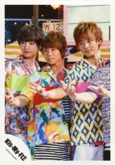 【中古】生写真(ジャニーズ) Kis-My-Ft2/集合(3人)/膝上・衣装赤・緑・青・黄色・白・右手上げ・目線左・センター北山/「Sha la la☆Summer Time」PV＆ジャケ写撮影/公式生写真