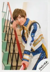 【中古】生写真(ジャニーズ) なにわ男子/藤原丈一郎/膝上・階段・衣装白・青・黄色・両手手すり・右手曲げ・左向き/JOHNNYS’ ISLAND STORE オフショット/公式生写真