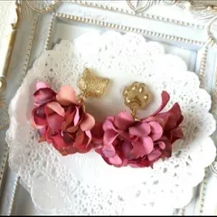 ♪ゴールドキャット×くすみレッドフラワータッセル　ピアス/イヤリング　レジン♪