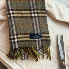 美品！Burberry マフラー　ノバチェック　ラムウール100% ネイビー BURBERRY バーバリー マフラー ストール ノバチェック 紺色