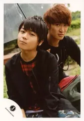 【中古】生写真(ジャニーズ) 関西ジャニーズJr./大西流星・向井康二/膝上・座り・衣装黒赤・右手傘・首傾げ/松竹8月公演「少年たち」パンフ＆グッズ撮影オフショット/公式生写真