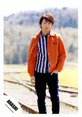 【中古】生写真(ジャニーズ) 嵐/櫻井翔/膝上・衣装オレンジ黒白・左手ポケット・線路/「青空の下、キミのとなり」PV＆ジャケ/公式生写真