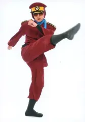 【中古】生写真(男性) 高橋光(キャプテン達魔鬼)/全身・衣装赤・帽子・右足上げ・背景白・キャラクターショット/「ミュージカル 忍たま乱太郎 第8弾 再演 がんばれ五年生!技あり、術あり、初忍務!!」トレーディングブロマイド