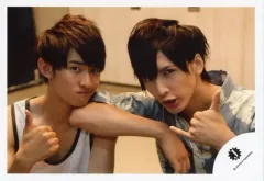 【中古】生写真(ジャニーズ) 関西ジャニーズJr./藤井流星・向井康二/横型・バストアップ・衣装白黒水色・親指立て/公式生写真