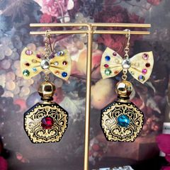 香水瓶のピアス