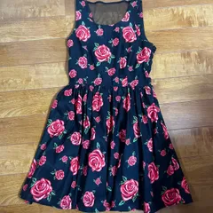 【FOREVER21】フォーエバートゥエンティワン　ブラック、バラ柄　S　ワンピース　フラワープリント　ノースリーブ