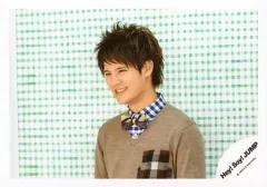 【中古】生写真(ジャニーズ) Hey! Say! JUMP/岡本圭人/横型・バストアップ・衣装茶・シャツ青白チェック柄・蝶ネクタイ黄・顔左向き・歯見せ・笑顔・背景緑白チェック柄/「キミアトラクション」PV＆ジャケ写撮影オフショット/公式生写真