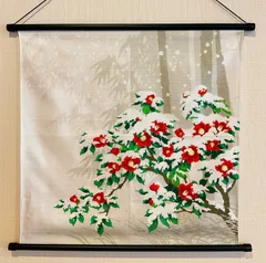 冬ウォールデコ【寒椿】軸付きタペストリー 雪景色 1月壁飾り 椿 冬玄関飾り 新品未使用品 日本製 追跡あり配送