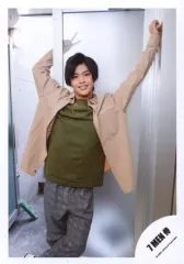 【中古】生写真(ジャニーズ) 7 MEN 侍/菅田琳寧/膝上・衣装ベージュ.緑・右手ピース・左手壁/Johnnys’ ISLAND STORE グッズオフショット’20夏/公式生写真