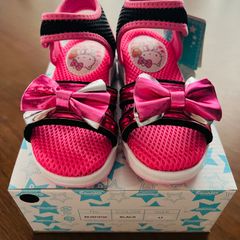 【17㎝】ハローキティ　ブラック×ピンク　キッズ　リボン付き　サンダル　SA09218